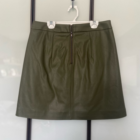 Green leather mini skirt - Picture 3 of 3